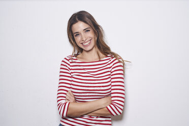 Porträt einer lachenden jungen Frau mit rot-weiß gestreiftem Hemd vor weißem Hintergrund - PNEF01166