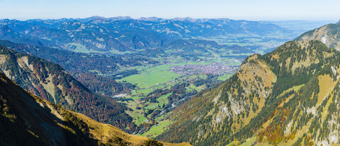 Deutschland, Bayern, Allgäu, Allgäuer Alpen, Panoramablick vom Kegelkopf nach Oberstdorf, lizenzfreies Stockfoto