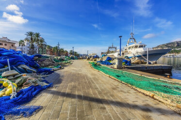 Spanien, Balearen, Mallorca, Region Andratx, Port d'Andratx, Netze an der Seebrücke - THAF02477