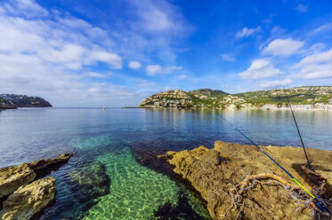 Spanien, Balearische Inseln, Mallorca, Region Andratx, Port d'Andratx, Naturhafen, Angelruten - THAF02478