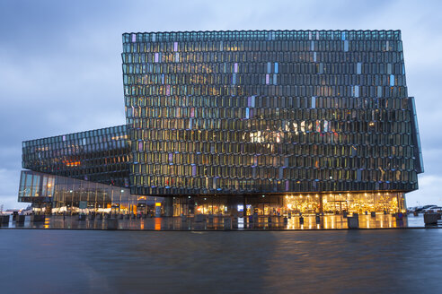 Island, Reykjavik, beleuchtete Konzerthalle Harpa - WIF03798