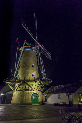 Niederlande, Goeree-Overflakkee, Ouddorp, Windmühle bei Nacht, lizenzfreies Stockfoto