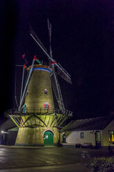 Niederlande, Goeree-Overflakkee, Ouddorp, Windmühle bei Nacht - MHF00499