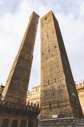 Italien, Bologna, Blick auf Due Torri von unten - WPEF01284