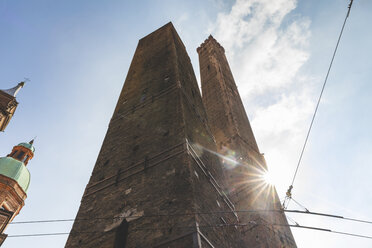 Italien, Bologna, Blick auf Due Torri von unten - WPEF01286