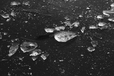 Eisbedeckte Oberfläche eines zugefrorenen Sees, Nahaufnahme - JTF01167