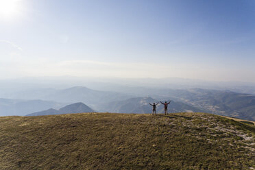 Italien, Monte Nerone, zwei Wanderer auf dem Gipfel eines Berges, die die Aussicht genießen - WPEF01295