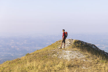 Italien, Monte Nerone, Wanderer auf dem Gipfel eines Berges mit Blick auf das Panorama - WPEF01297