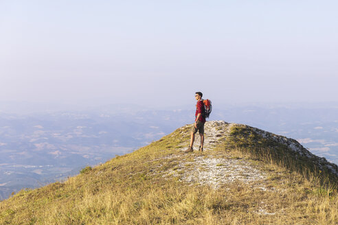 Italien, Monte Nerone, Wanderer auf dem Gipfel eines Berges mit Blick auf das Panorama - WPEF01297