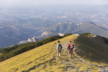 Italien, Monte Nerone, zwei Männer wandern im Sommer auf dem Gipfel eines Berges - WPEF01302