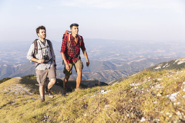 Italien, Monte Nerone, zwei Männer beim Wandern in den Bergen im Sommer - WPEF01304