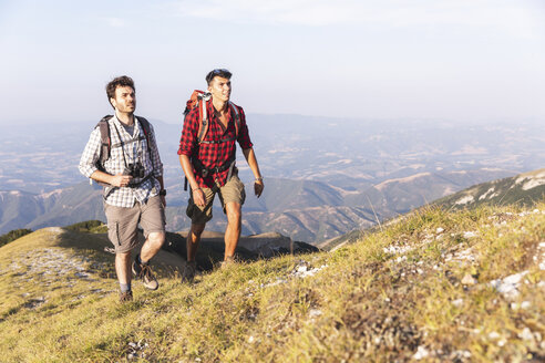 Italien, Monte Nerone, zwei Männer beim Wandern in den Bergen im Sommer - WPEF01304