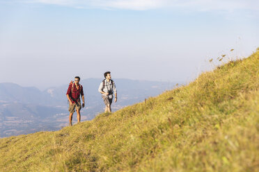 Italien, Monte Nerone, zwei Männer beim Wandern in den Bergen im Sommer - WPEF01305