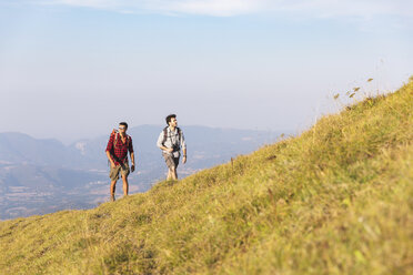 Italy, Monte Nerone, two men hiking in mountains in summer - WPEF01305