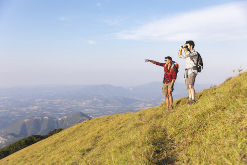 Italien, Monte Nerone, zwei Wanderer in den Bergen, die die Aussicht genießen - WPEF01306