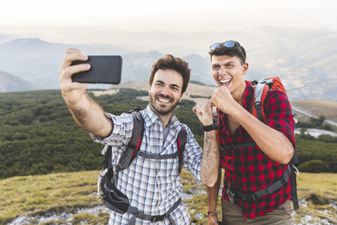 Italien, Monte Nerone, zwei glückliche Wanderer auf dem Gipfel eines Berges, die ein Selfie machen - WPEF01312