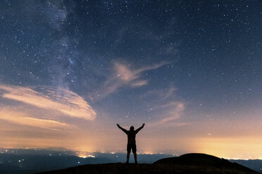 Italien, Monte Nerone, Silhouette eines Mannes mit Blick auf den Nachthimmel mit Sternen und Milchstraße - WPEF01326