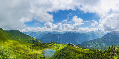 Deutschland, Bayern, Allgäuer Alpen, Panoramablick vom Fellhorn zum Schlappoldsee und Bergstation der Fellhornbahn, Stillachtal - WGF01297