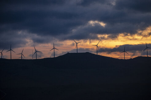 Spanien, Andalusien, Tarifa, Windräder auf Berg bei Sonnenaufgang - KBF00459