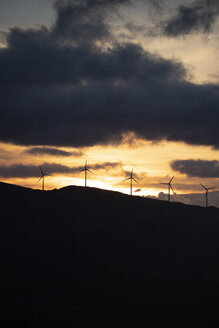 Spanien, Andalusien, Tarifa, Windräder auf Berg bei Sonnenaufgang - KBF00460