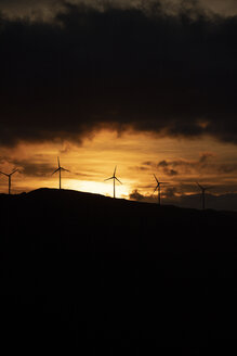 Spanien, Andalusien, Tarifa, Windräder auf Berg bei Sonnenaufgang - KBF00461