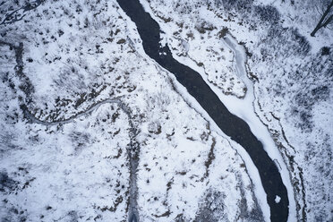 USA, Virginia, Gebirgsbach im Winter mit Eis und Schnee in Highland County - BCDF00385