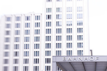 Deutschland, Berlin, Bahnhof am Potsdamer Platz mit Beisheim Center im Hintergrund - CMF00877