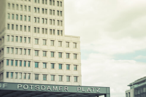 Deutschland, Berlin, Bahnhof am Potsdamer Platz mit Büroturm im Hintergrund - CMF00879