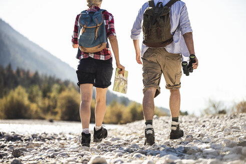 Österreich, Alpen, Paar beim Wandern mit Karte und Fernglas - UUF16529