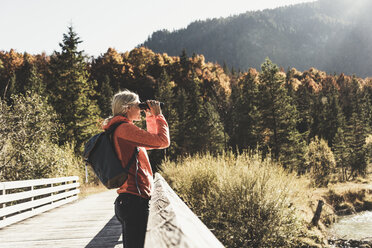 Österreich, Alpen, Frau auf Wandertour mit Fernglas - UUF16585