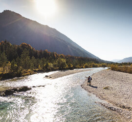 Österreich, Alpen, Paar beim Wandern an einem Bach stehend - UUF16597