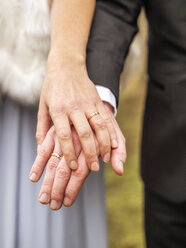 Nahaufnahme von Braut und Bräutigam beim Händchenhalten - LAF02223