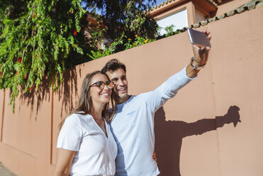 Glückliches Paar macht ein Selfie an einem sonnigen Tag - KIJF02240