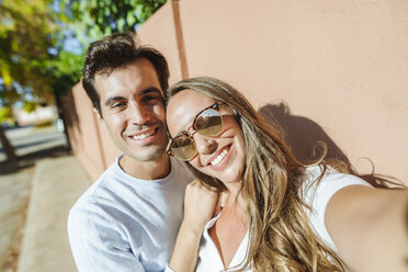 Selfie eines glücklichen Paares an einem sonnigen Tag - KIJF02241