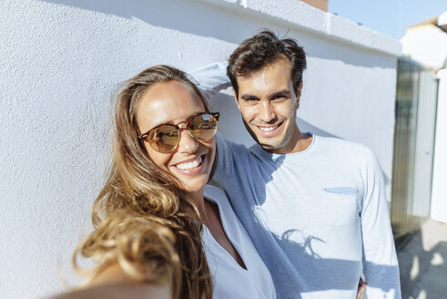Selfie eines glücklichen Paares an einem sonnigen Tag - KIJF02245