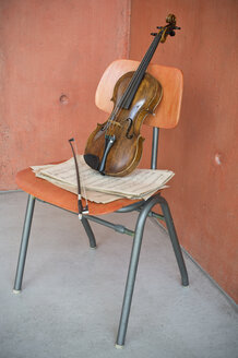 Geige, Bogen und Noten auf Holzstuhl - CRF02816