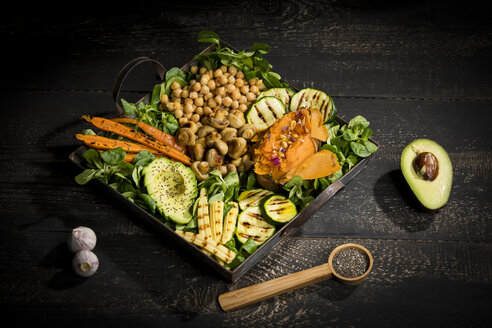 Verschiedene Gemüse, Feldsalat, Chia, Pinienkerne und Knoblauch - MAEF12768