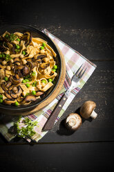 Ribbon noodles with Crimini Mushrooms, peas and chickpeas - MAEF12775