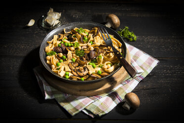 Ribbon noodles with Crimini Mushrooms, peas and chickpeas - MAEF12776