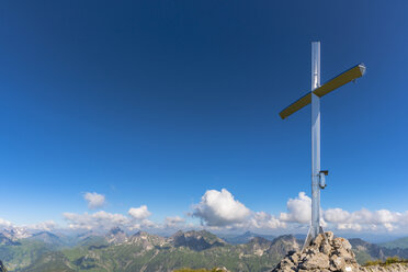 Deutschland, Bayern, Allgäu, Allgäuer Alpen, Gipfelkreuz auf dem Hochrappenkopf - WGF01298