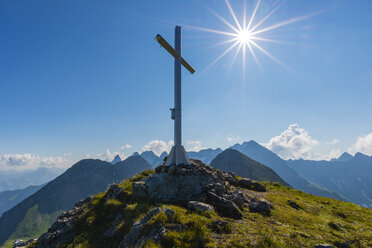 Deutschland, Bayern, Allgäu, Allgäuer Alpen, Gipfelkreuz auf dem Hochrappenkopf - WGF01299