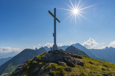 Germany, Bavaria, Allgaeu, Allgaeu Alps, summit cross on Hochrappenkopf - WGF01299