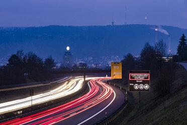 Deutschland, Stuttgart, Warnschild für Feinstaubalarm und Feierabendverkehr - WDF05048