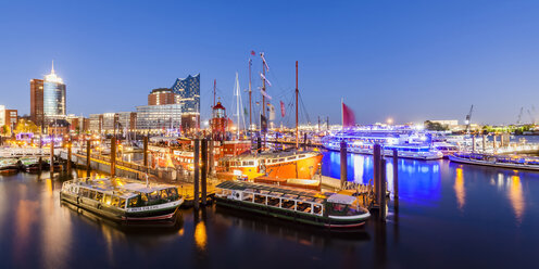 Deutschland, Hamburg, beleuchteter Yachthafen und Niederhafen in der Dämmerung - WD05057