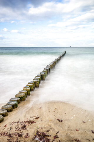 Deutschland, Heiligendamm, Ostsee, Wellenbrecher, Blick vom Strand zum Horizont, Langzeitbelichtung, lizenzfreies Stockfoto