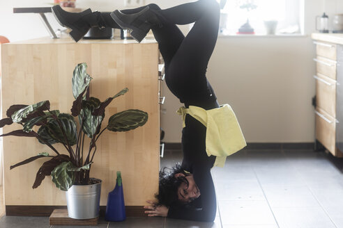 Junge Tänzerin macht Handstand in der Küche - SGF02219