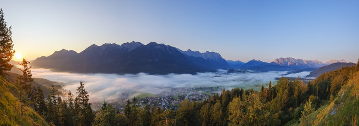 Deutschland, Oberbayern, Werdenfelser Land, Wallgau, Isartal bei Sonnenaufgang, Blick vom Krepelschrofen - SIEF08392