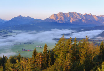 Deutschland, Oberbayern, Werdenfelser Land, Wettersteingebirge, Blick vom Krepelschrofen bei Wallgau - SIEF08395