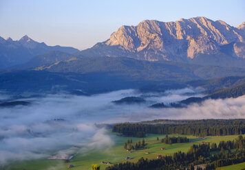 Deutschland, Oberbayern, Werdenfelser Land, Wettersteingebirge, Blick vom Krepelschrofen bei Wallgau - SIEF08396