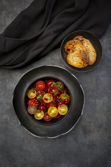 Orientalischer Tomatensalat mit Granatapfelkernen und Minze - LVF07698